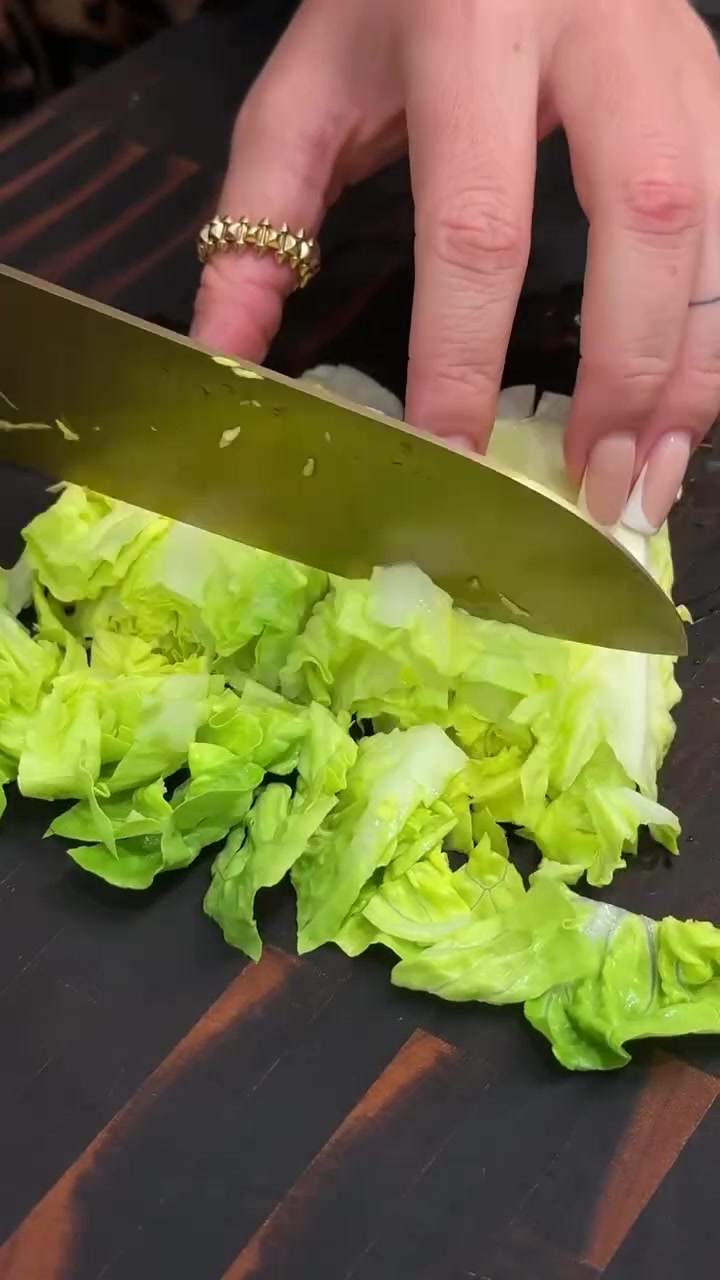 我相信,即使是最简单的菜肴也可以用鲜艳有趣的食材来补充。更何况沙乌玛、披萨、意大利面等都是