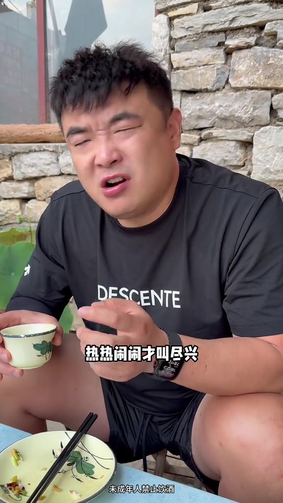 枣庄的菜真的太辣了，辣子鸡配美酒