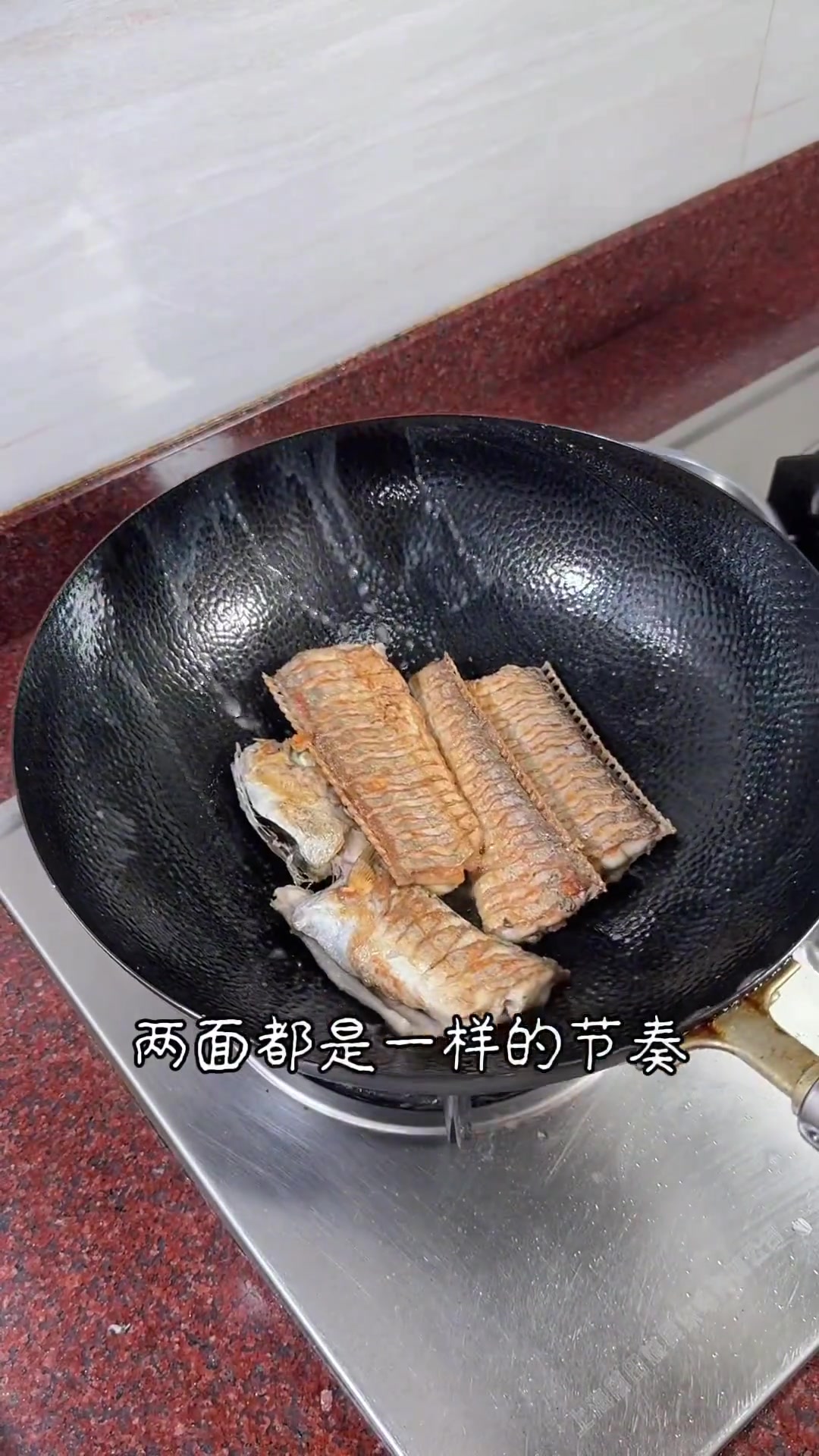 一条大气的带鱼酱油烧是我家最常见的做法