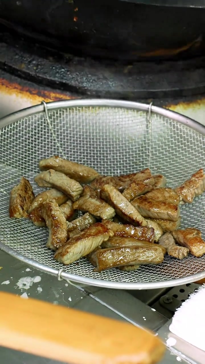 七八十年代在香港很流行，很有创意的一道经典老粤菜