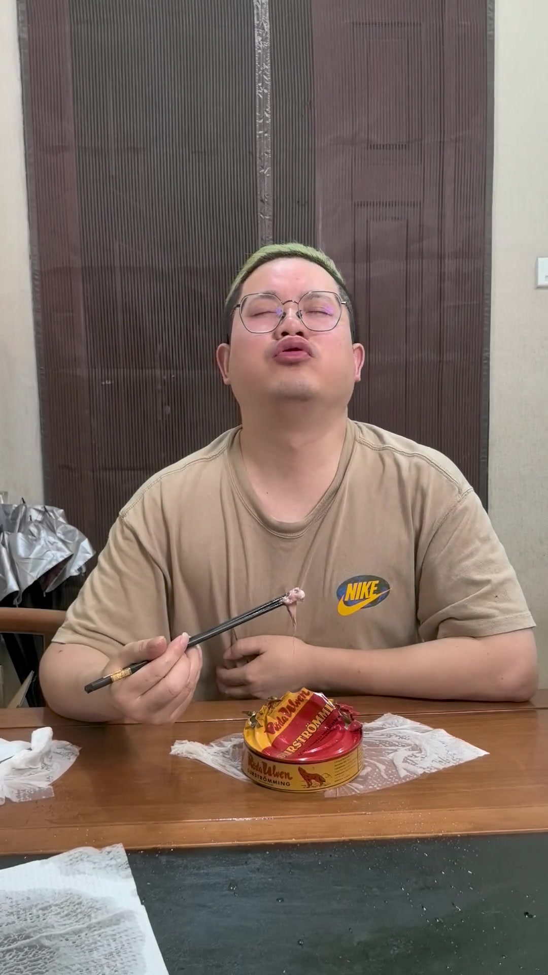 挑战鲱鱼罐头,体验极致臭味,揭秘真实感受