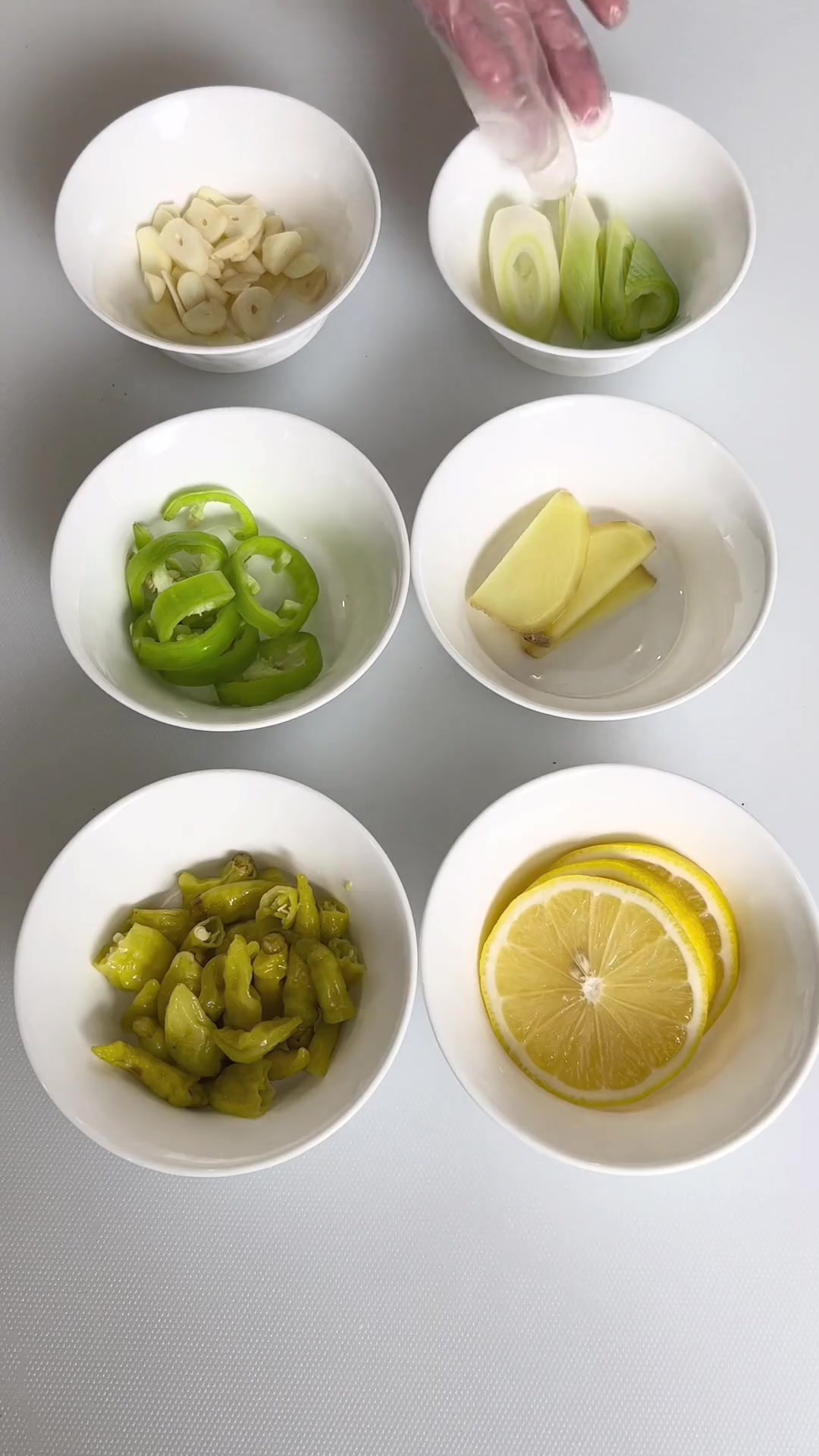 夏天到了，做上一份酸辣脆爽，冰凉可口的柠檬泡椒凤爪，得劲