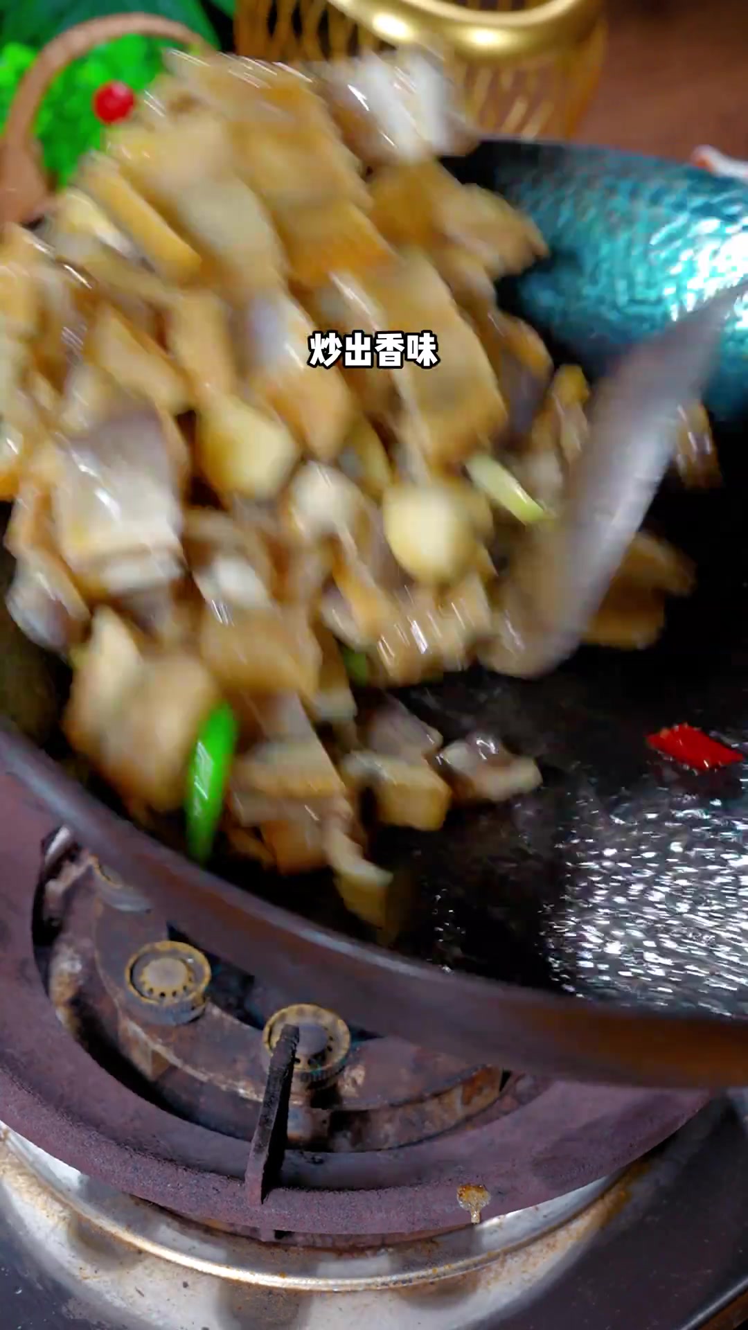 在我们沿海地区家烧鳗鱼干是一道非常受欢迎的菜，香浓入味，汤汁拌饭我都可以多吃三碗大米饭~