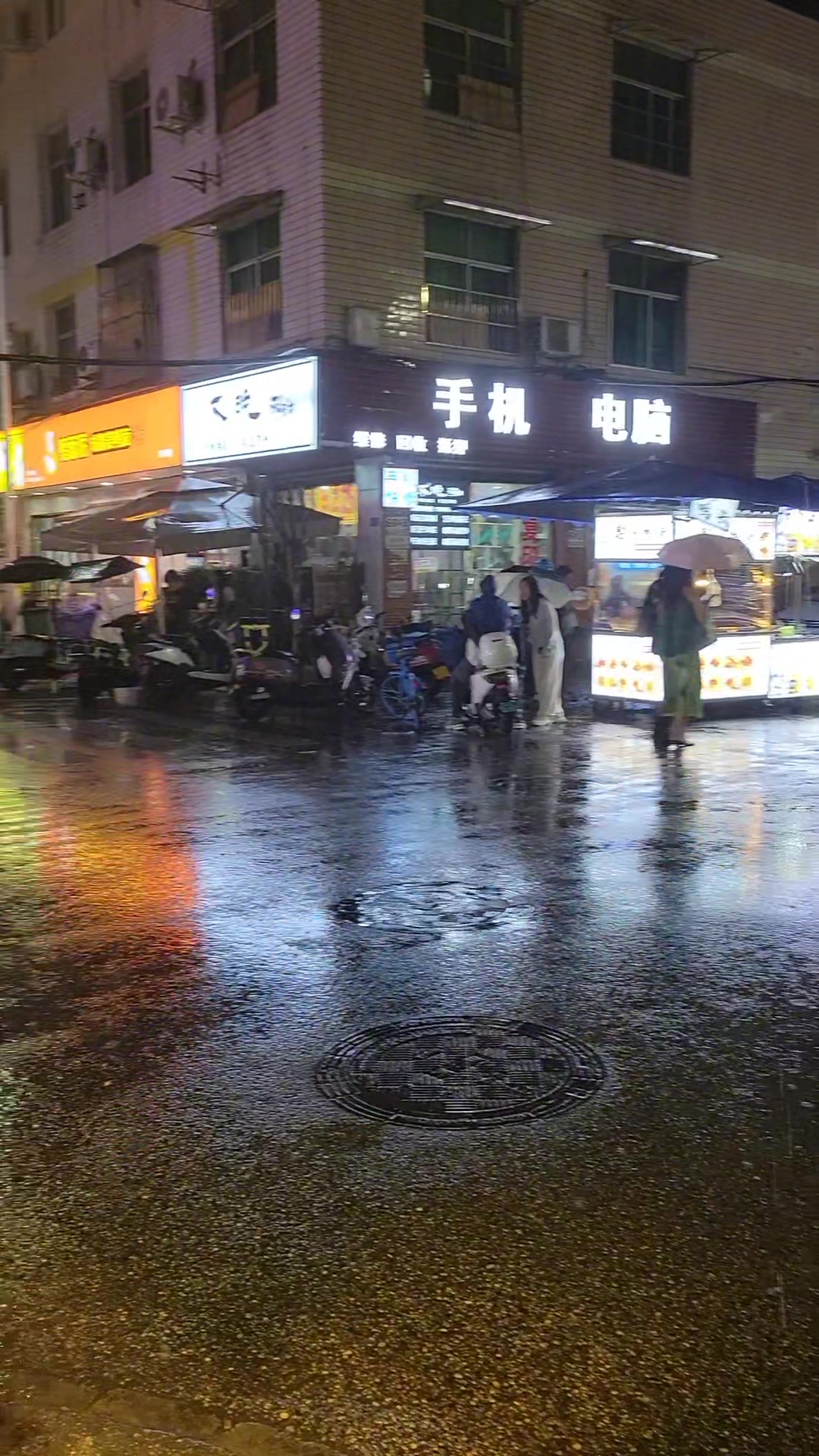 正忙着呢突然就下大雨了,还没来得及撑伞摊位就被雨淋湿了