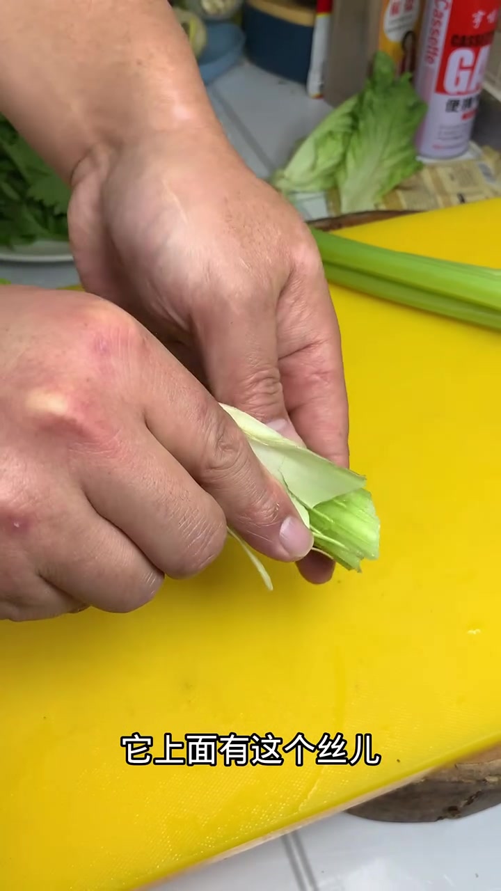 芹菜花生米家常做法教程
