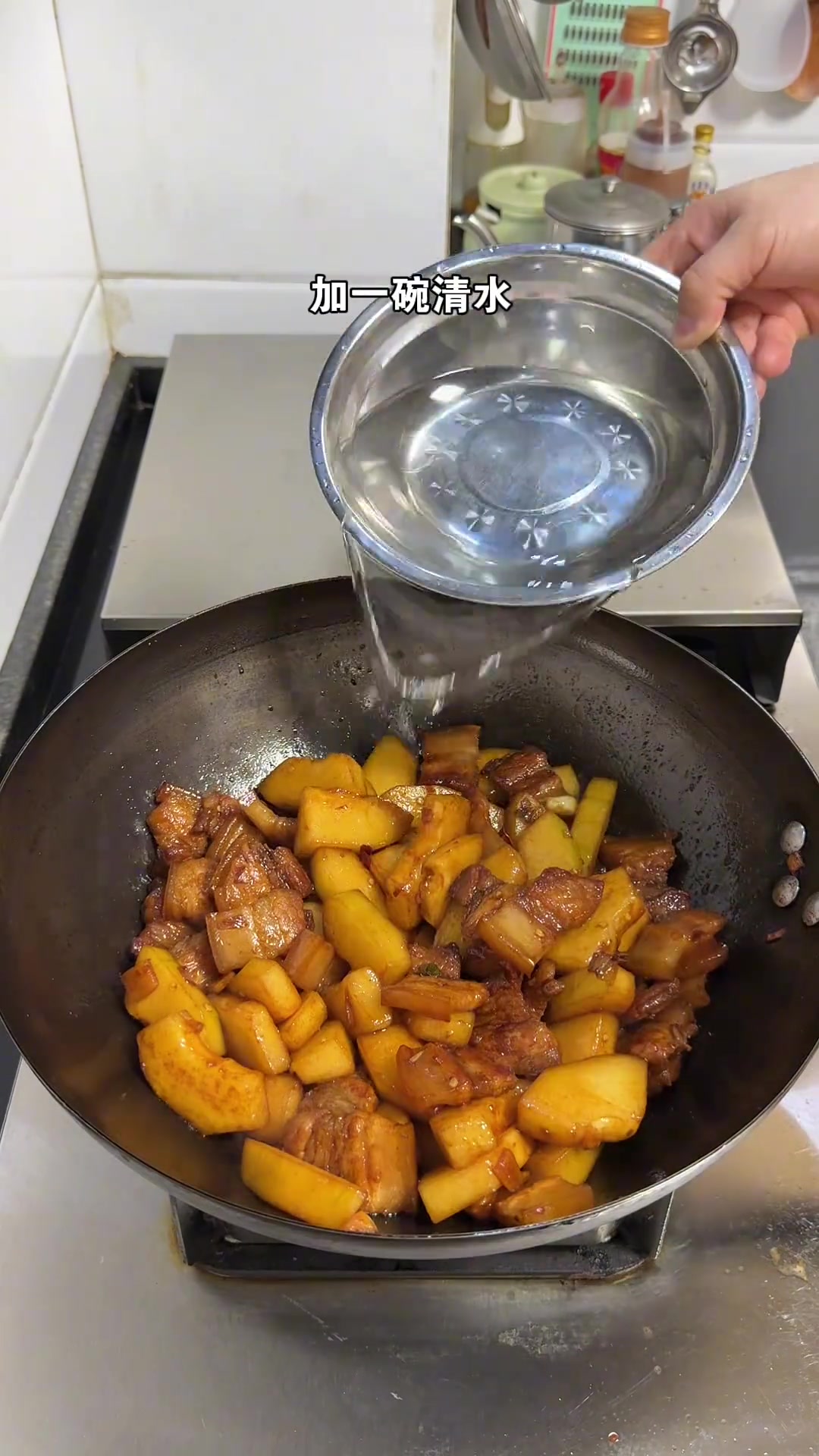 冬瓜五花肉炖,软糯入味肥而不腻,米饭少不够吃