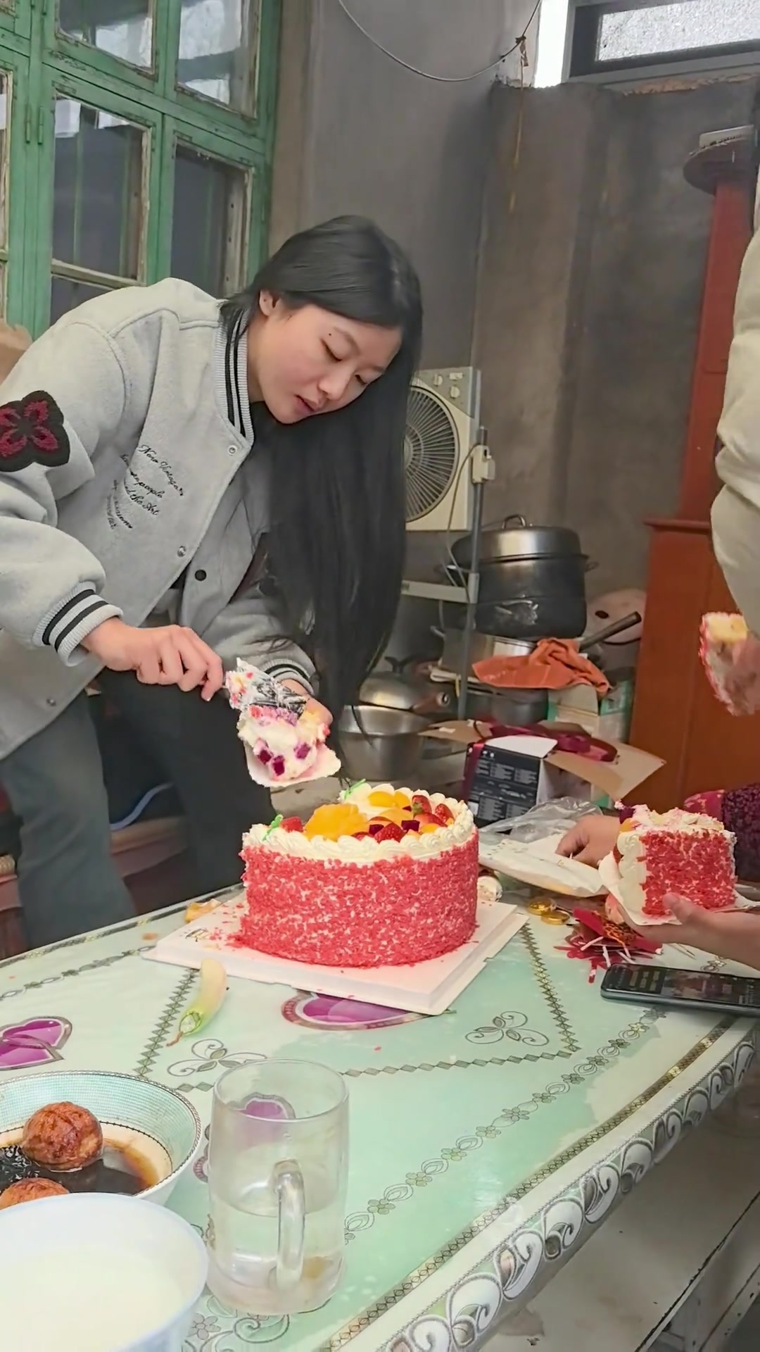 给姥爷切生日蛋糕，祝姥爷身体健康长命百岁