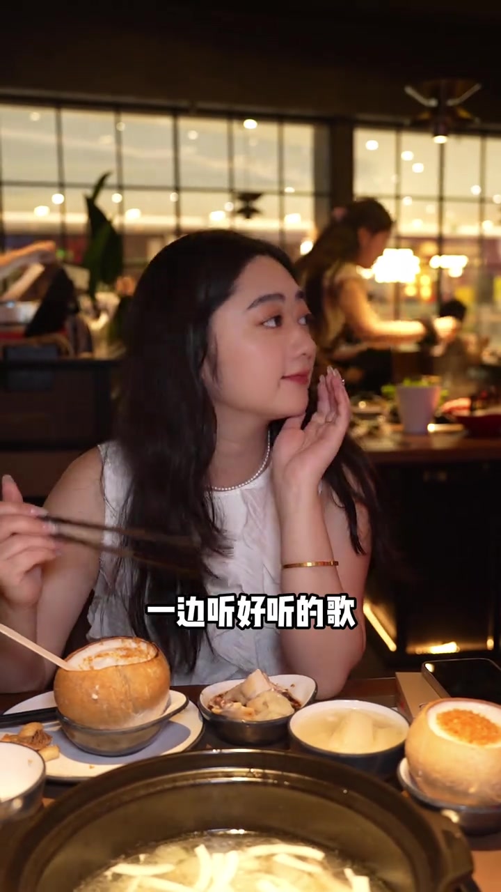同仁四季椰子鸡火锅!椰香四溢的椰子鸡+livehouse氛围的餐厅!聚会约会氛围直接封神～