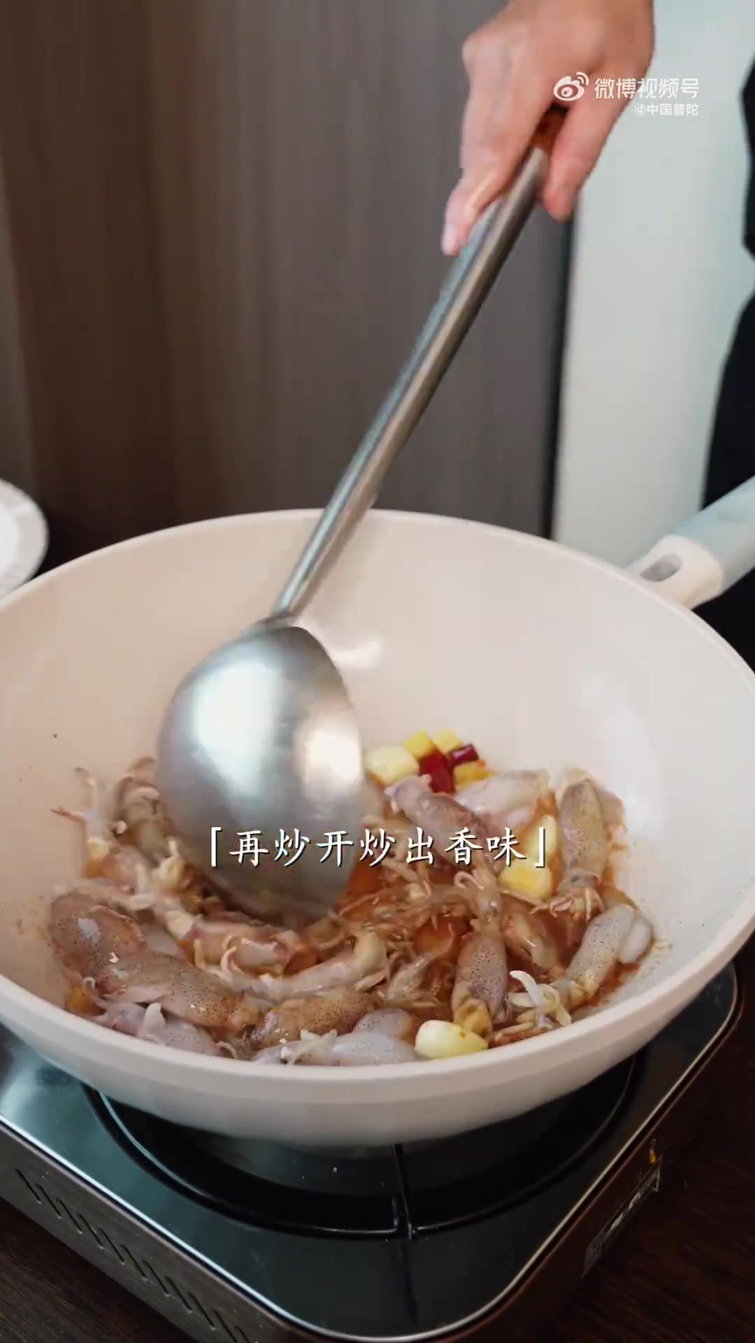 舟山人的家常美味大蒜烧鱿鱼仔教程来啦  在舟山，鱿鱼仔炒大蒜可是刻进DNA的老家常菜！今天