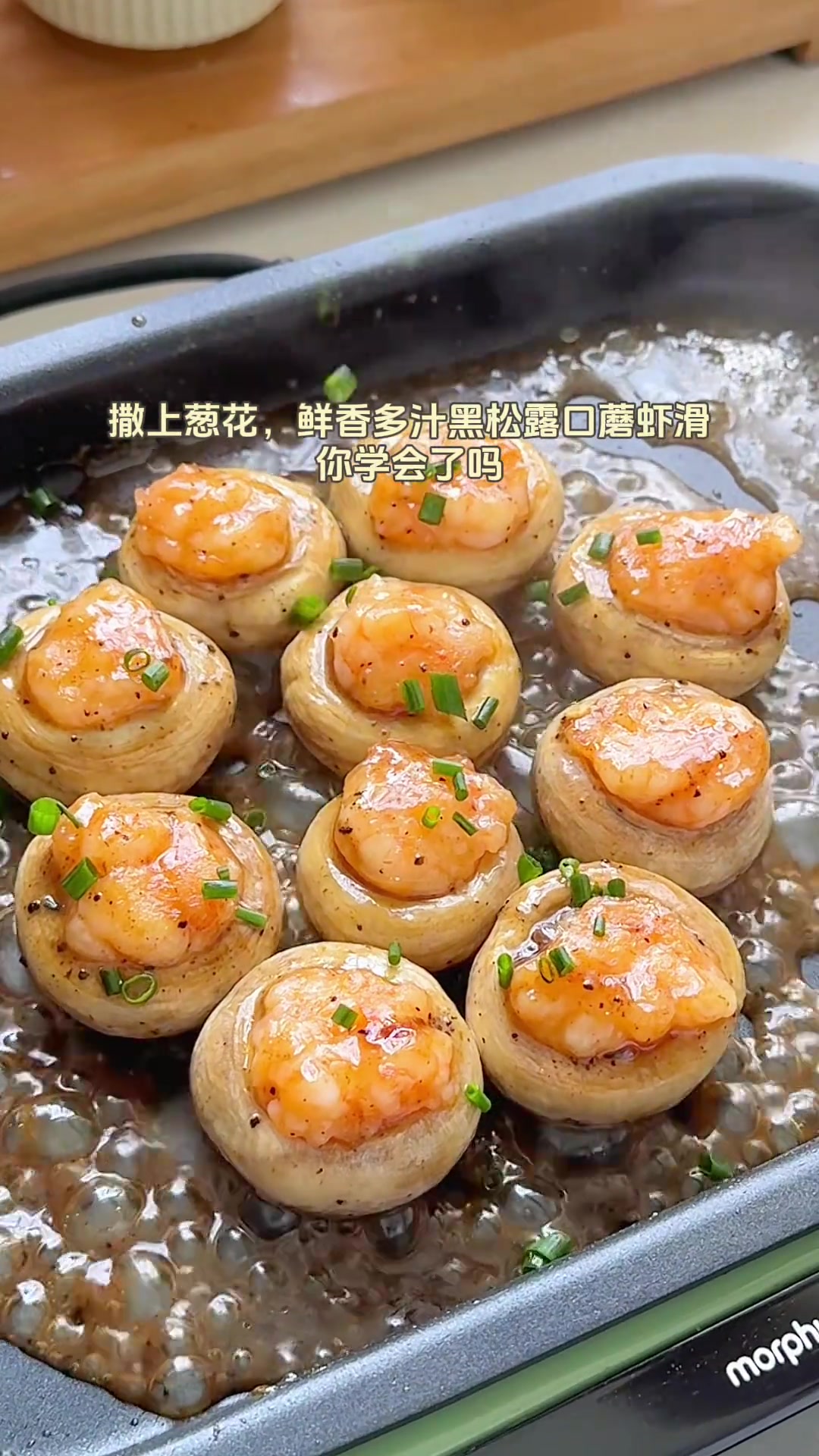 小朋友午餐给女儿们做了超下饭的叉烧鸡腿滑蛋盖饭～