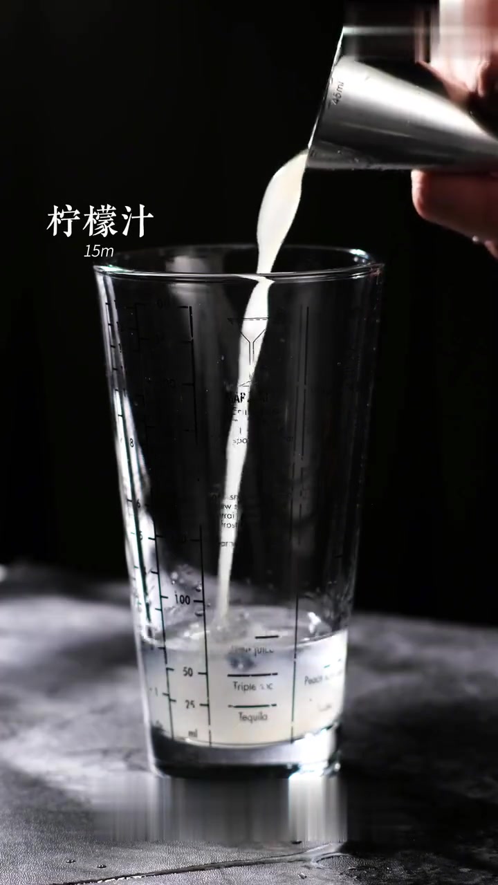 微醺调酒｜晴天喝完秒变好心情！自带阳光滤镜的蓝白渐变鸡尾酒