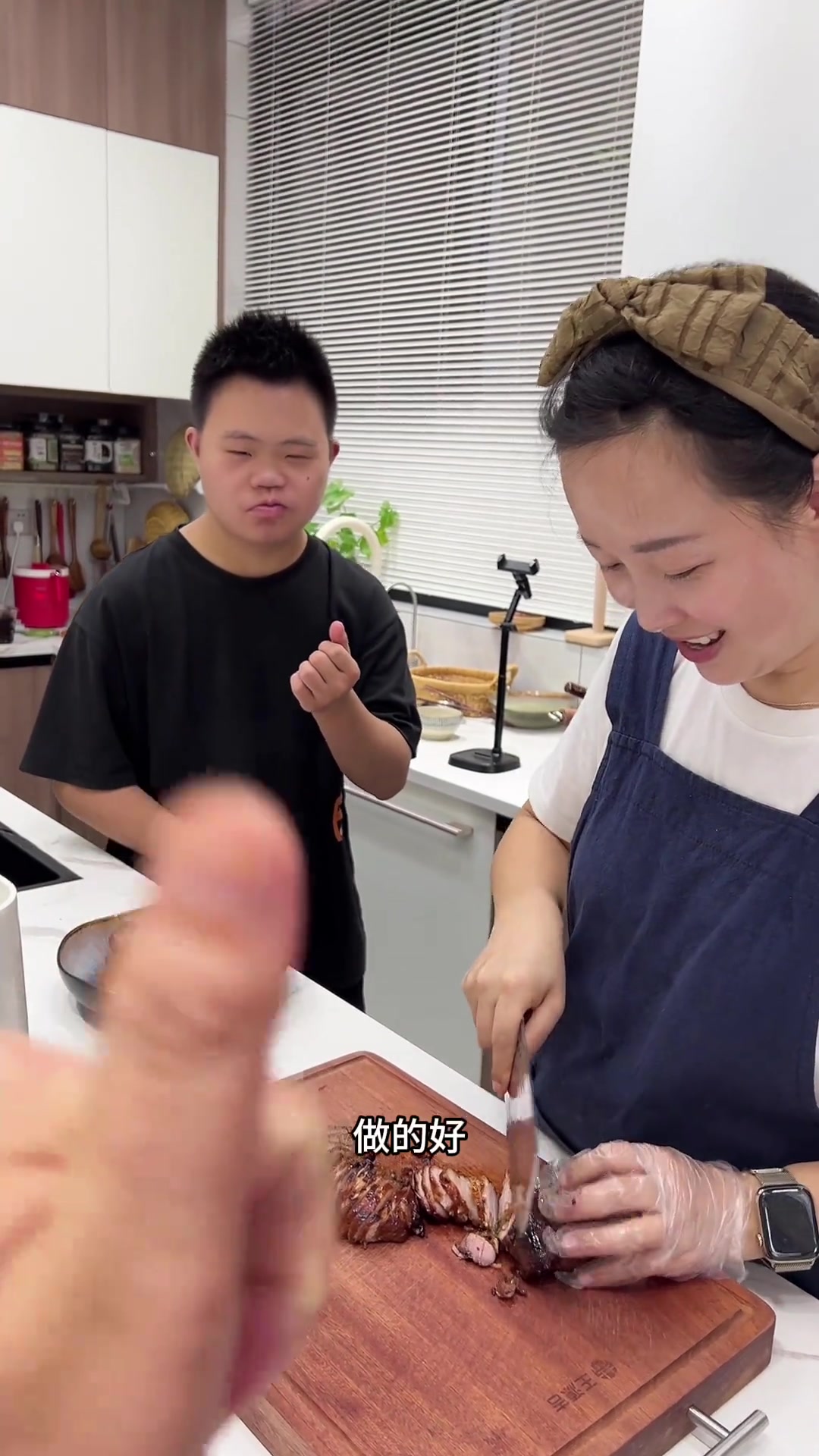 今日大宝和爸爸点菜，做叉烧五花肉，父子俩吃肉