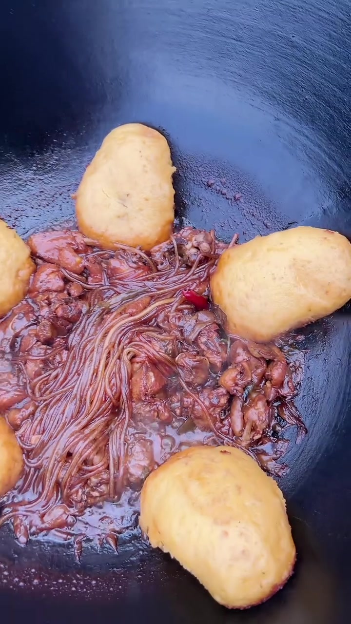 老铁马今晚吃小鸡炖粉条和铁大饼子快来