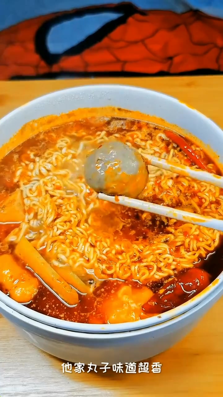 超正宗老火锅里煮爆汁肉丸和安格斯午餐肉