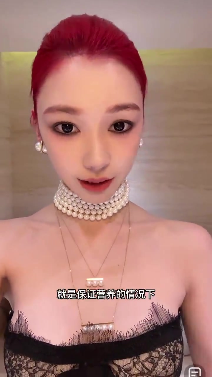 易梦玲说自己工作的时候是会吃饭的，只是吃简餐，自己是属于不容易吃胖的体质，并不是因为刻意减