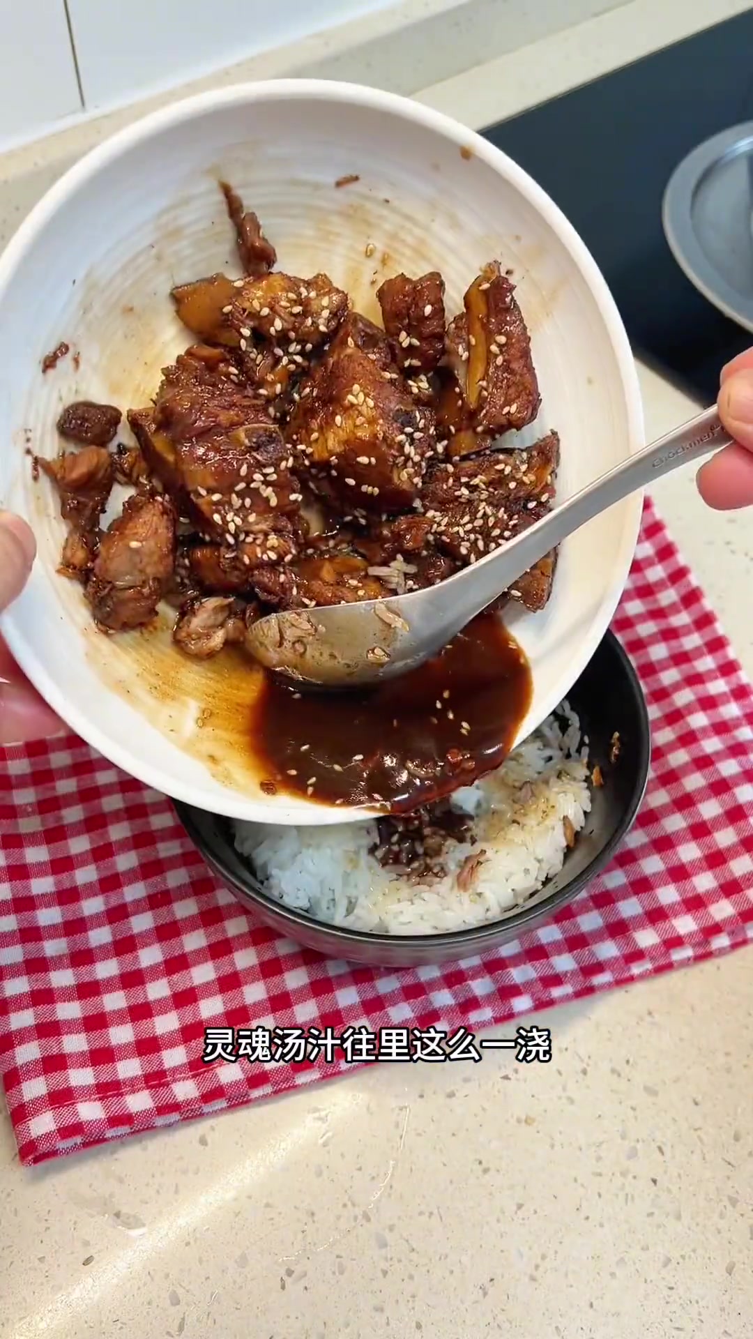 不用炒糖色,不用看着火候看着锅,只要一把勺子,一个电饭锅,轻松get酸甜软烂,超下饭的糖醋
