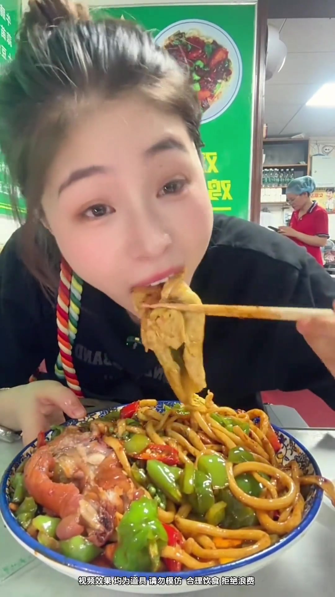 谁说双椒鸡捞面要两人吃!我一人也能搞定,再配羊蹄!
