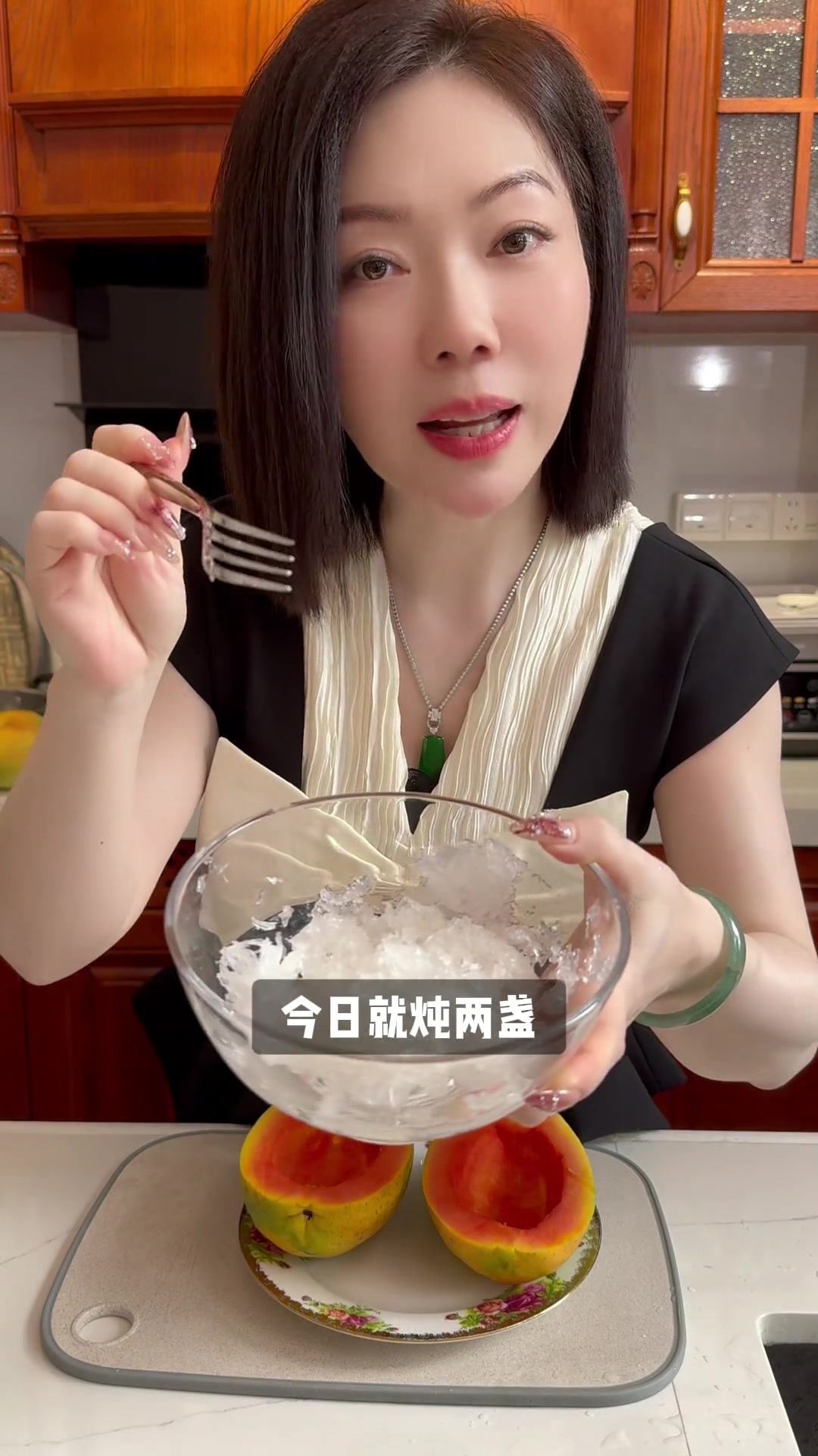 女人再忙也不要忘记爱自己，木瓜牛奶炖燕窝，听说是小姐姐的挚爱
