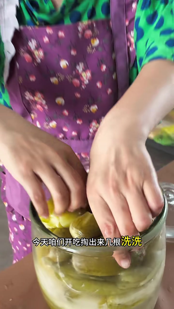 菜园子里的吃不完的黄瓜像我这么做着吃，微酸脆脆解腻下饭下饭，地道的农村饭菜你们吃过吗？