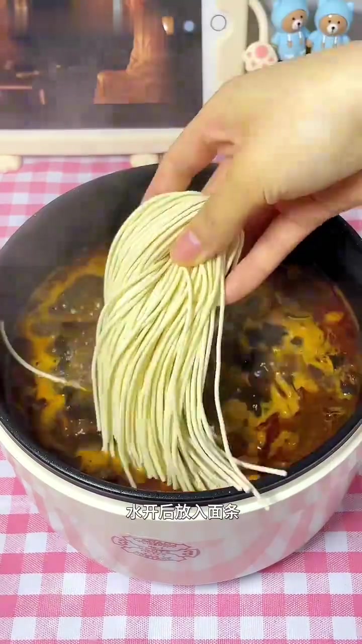 打工人下班如何快速吃上饭？木耳榨菜肉丝面