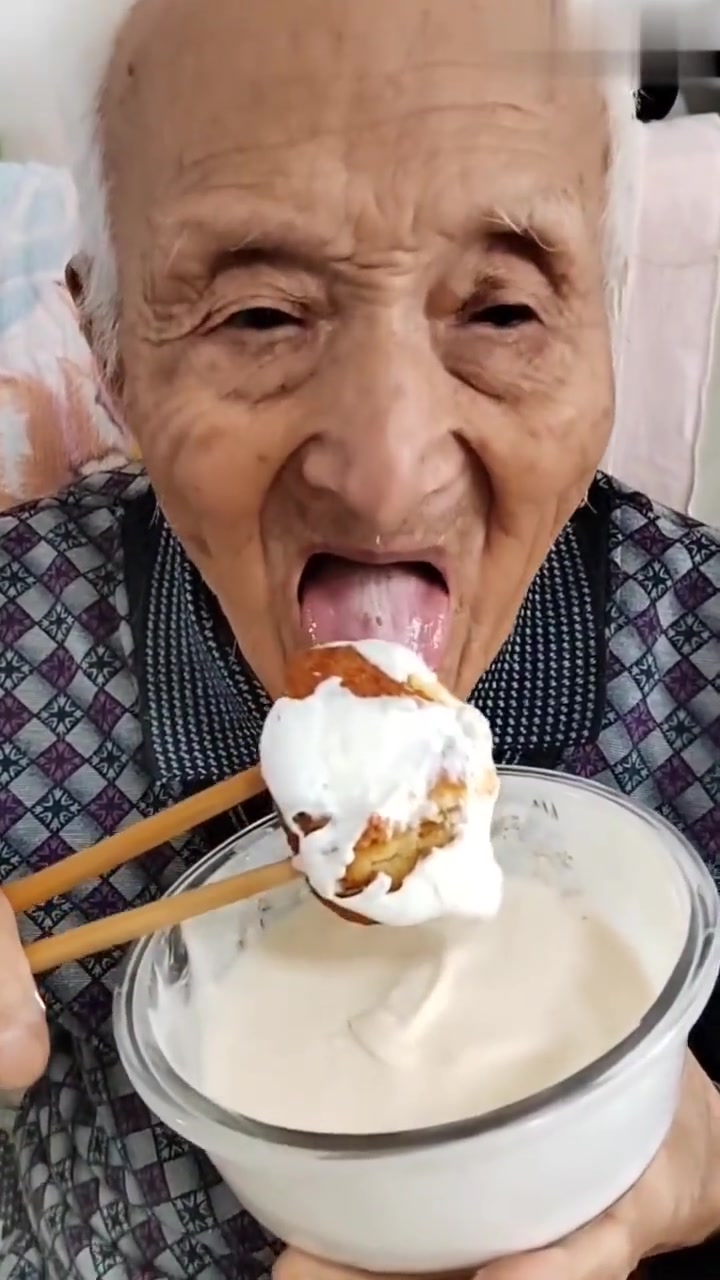 百岁爷爷吃奶油蛋糕，年轻人的榜样
