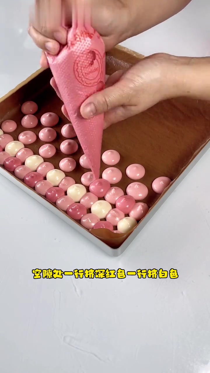 玫瑰荔枝格纹蛋糕卷，好看到不忍下口却好吃到停不下来