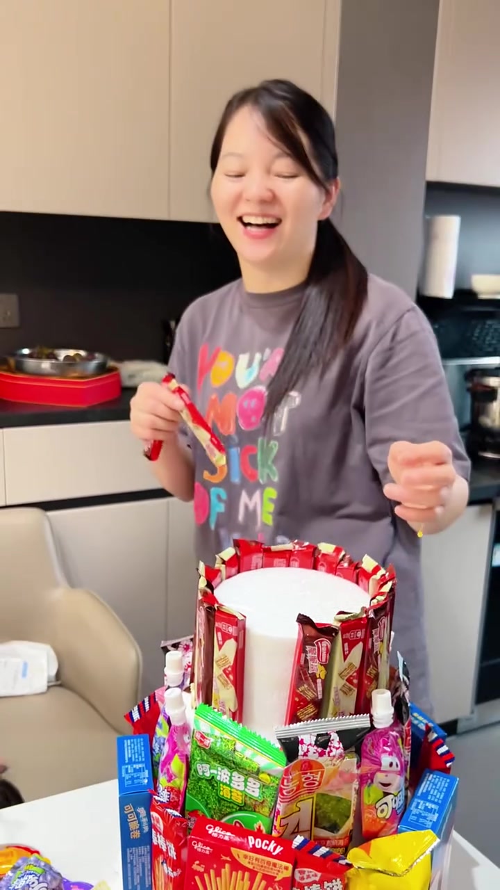 老六生日快到啦,和佳怡一起制作零食蛋糕,等待惊喜时刻