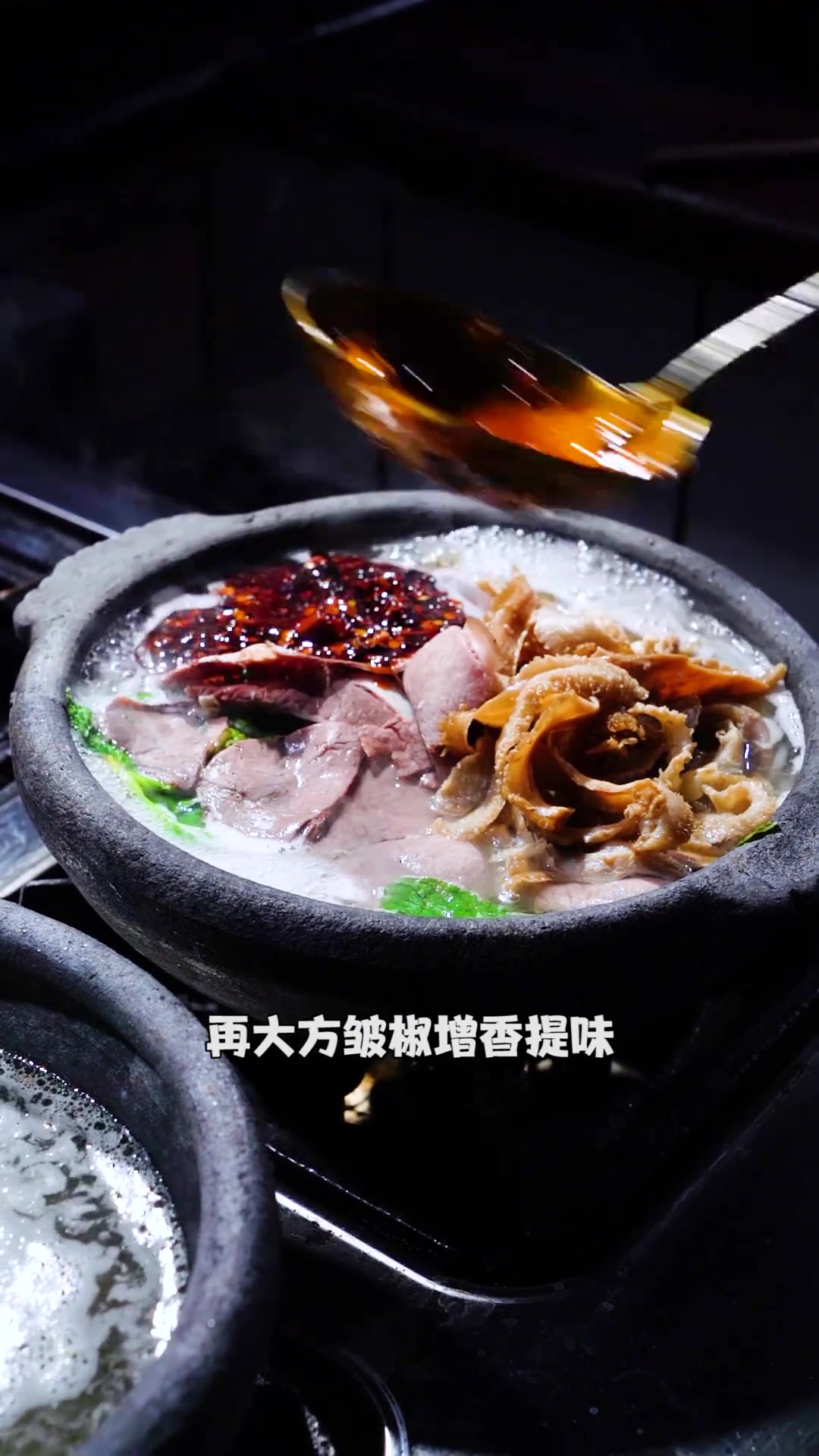 堪称贵阳美食界的一大奇迹,仅靠一碗毕节砂锅羊肉粉,火到天地变色