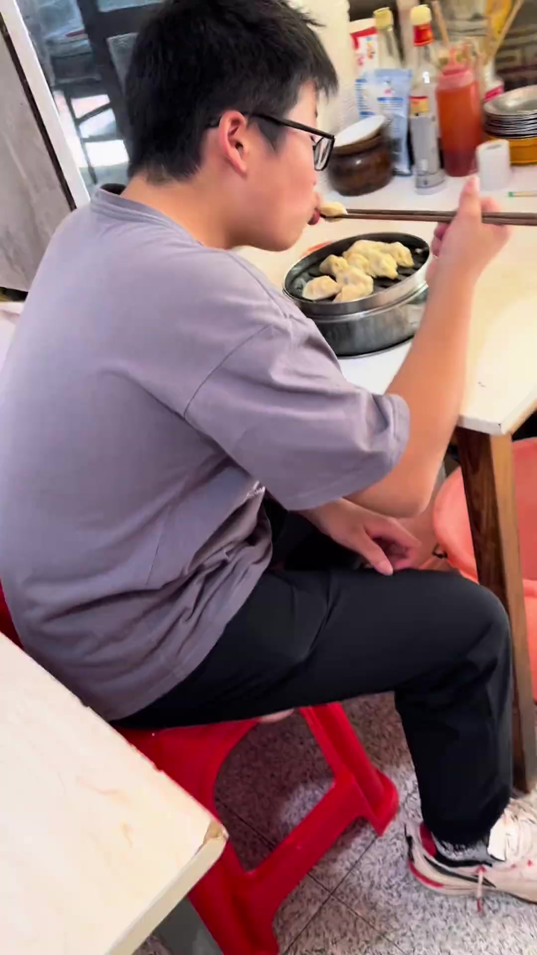 一个早餐要吃两个鸡蛋,一瓶牛奶,一碗面,还要加一笼饺子