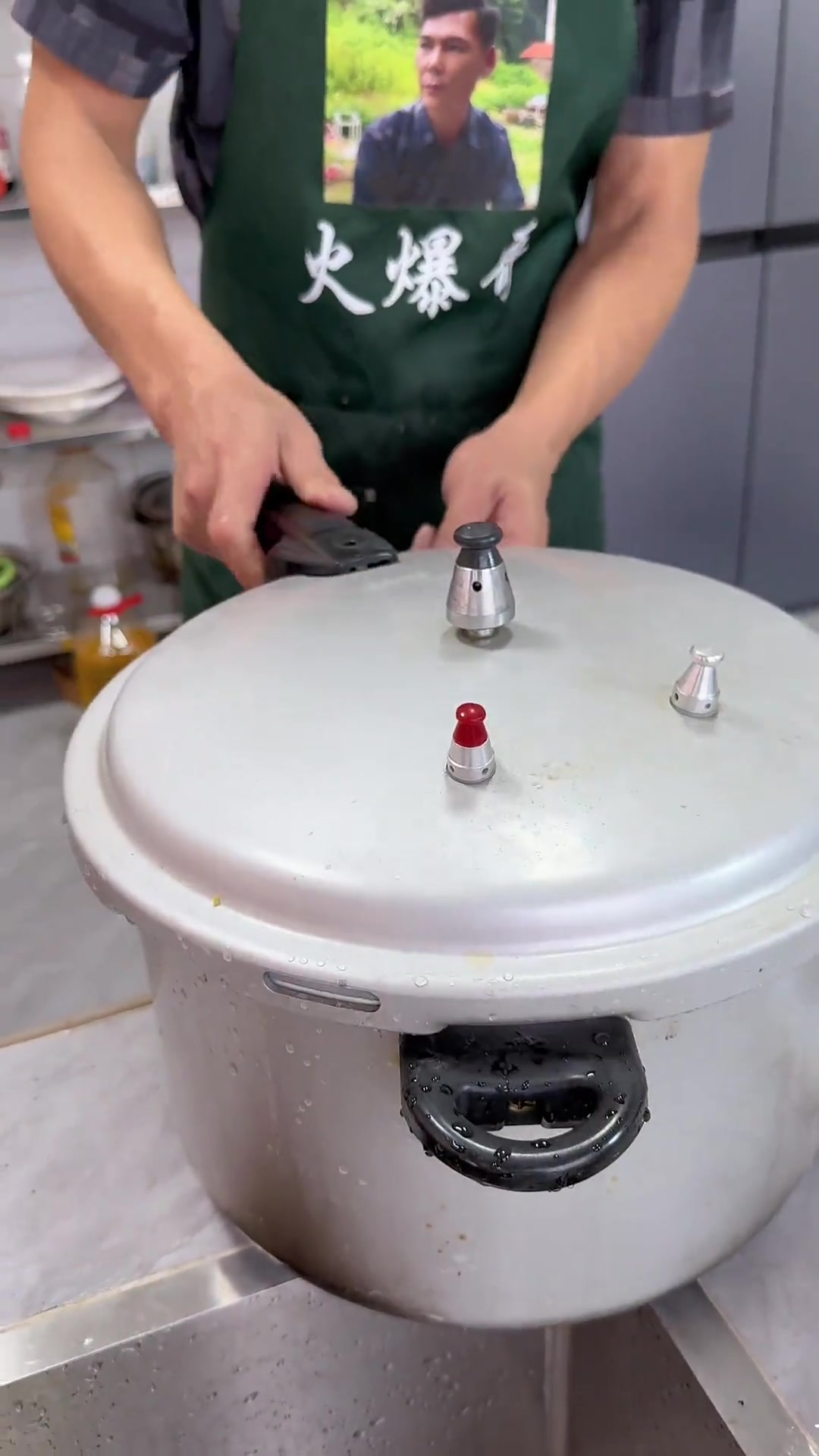 有好酒肯定要配上一桌好菜，这才是我们广西人乡村生活