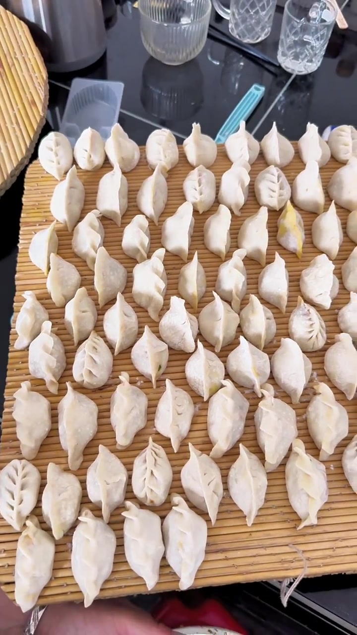 今天回娘家了,陪妈妈和奶奶一起包饺子