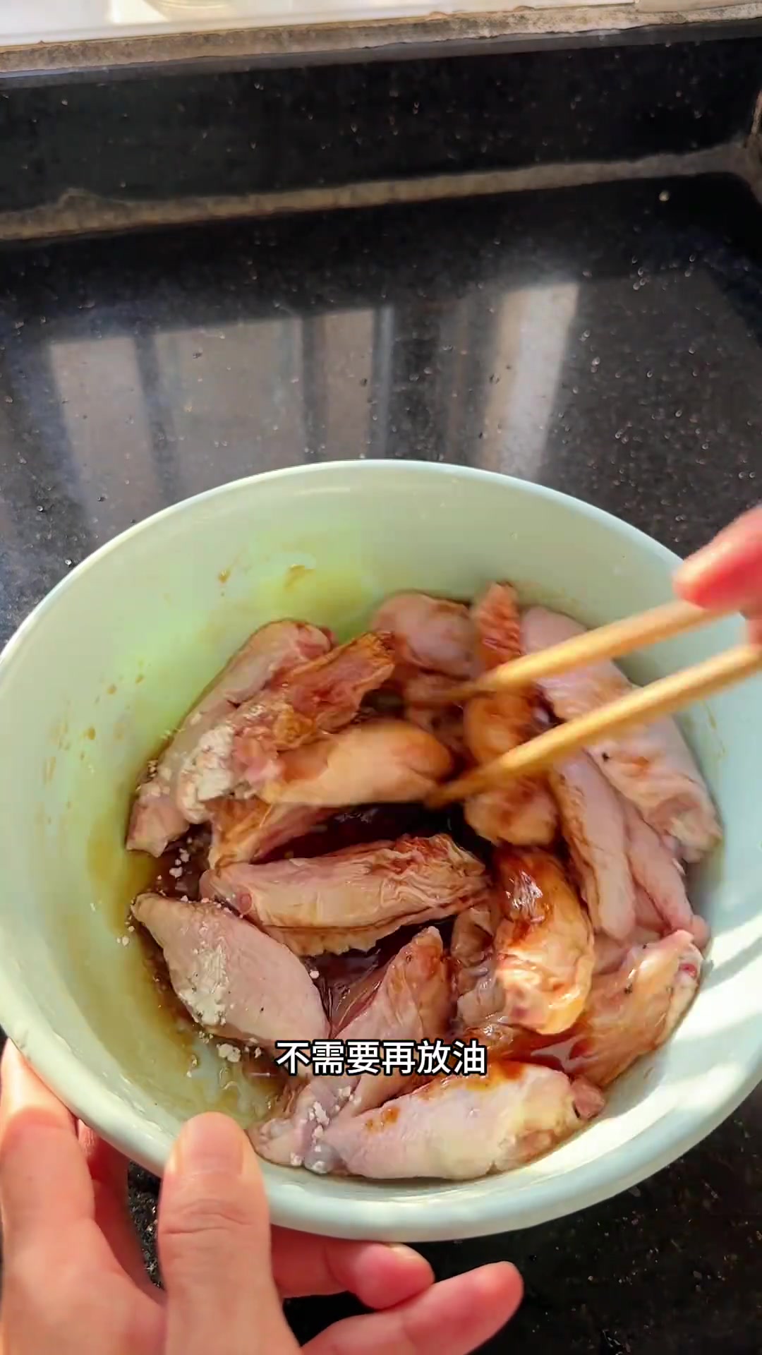 跟着邪修做饭也太简单了,全程无油烟,不需要热油爆炒就能做出一份蒜香鸡翅,好吃到舔手指,邪修