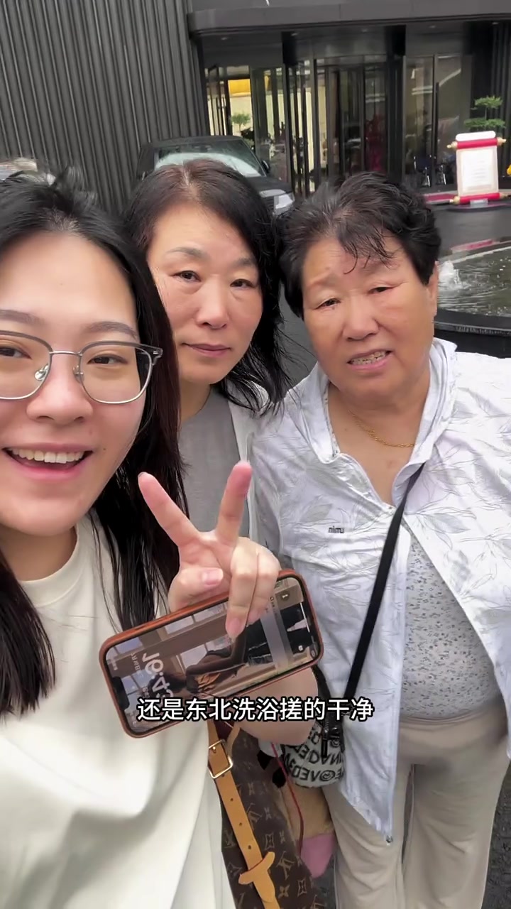 老妈包了好吃的大包子!