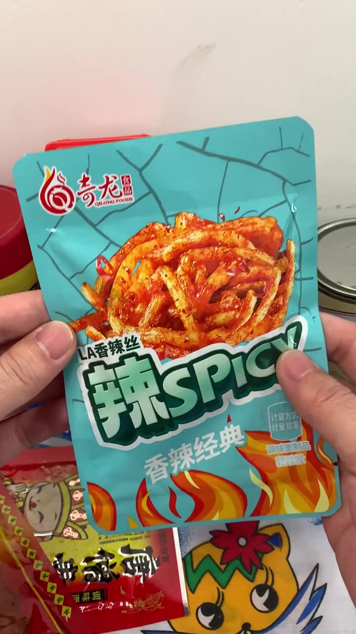 三四十年前校门口小摊流行的辣条!8090后 童年回忆 怀旧
