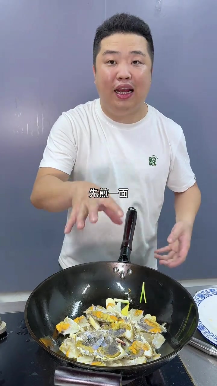 家庭炒螃蟹，到底是过油好，还是不过油好呢，这样炒估计会有不少争议，但是螃蟹只要足够新鲜，我