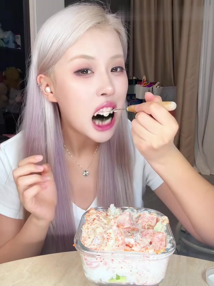 挑战吃一整条三文鱼