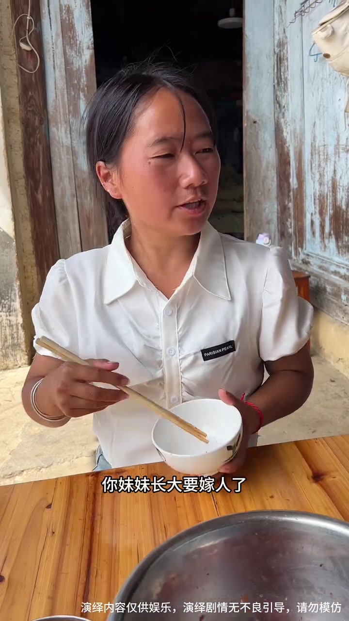 凶神恶煞后妈,不让女儿吃鸭腿,结果被自己儿子赶走了