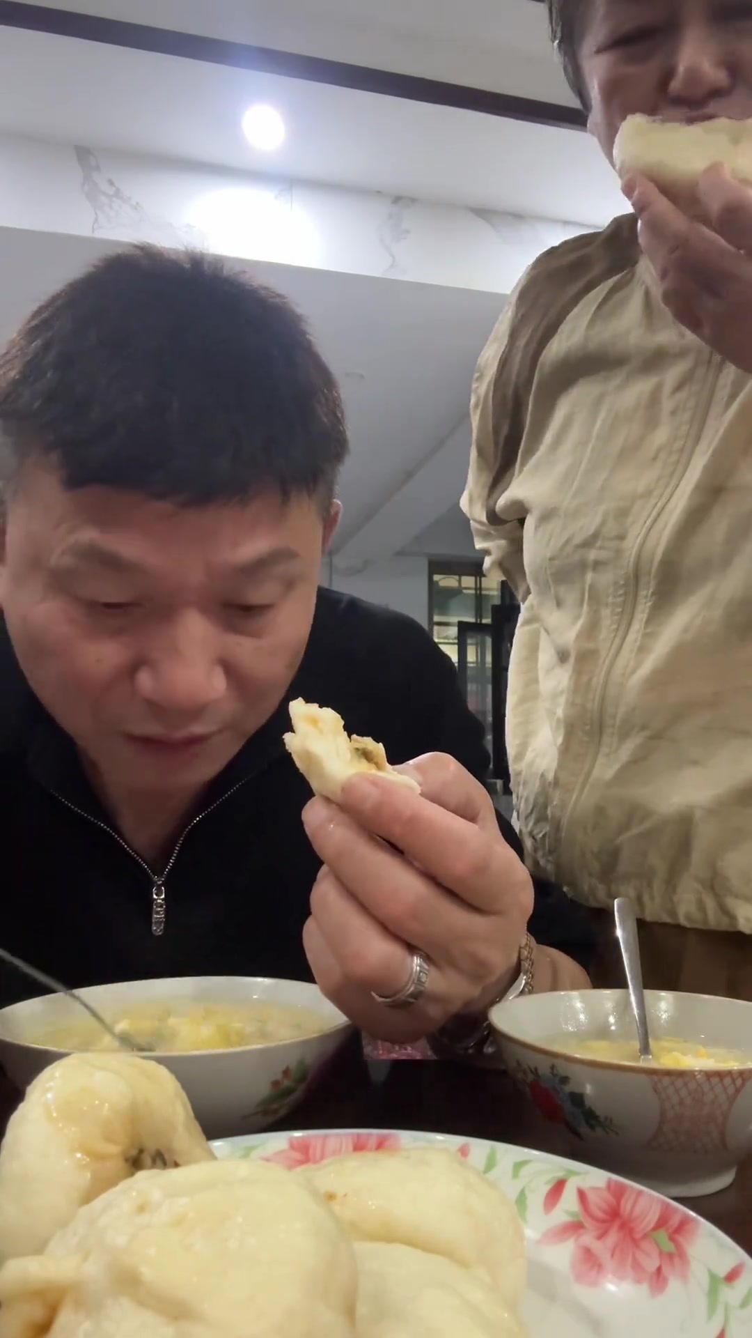 你们想看的花絮来了本来老板最多只吃三个包子，结果吃了六个