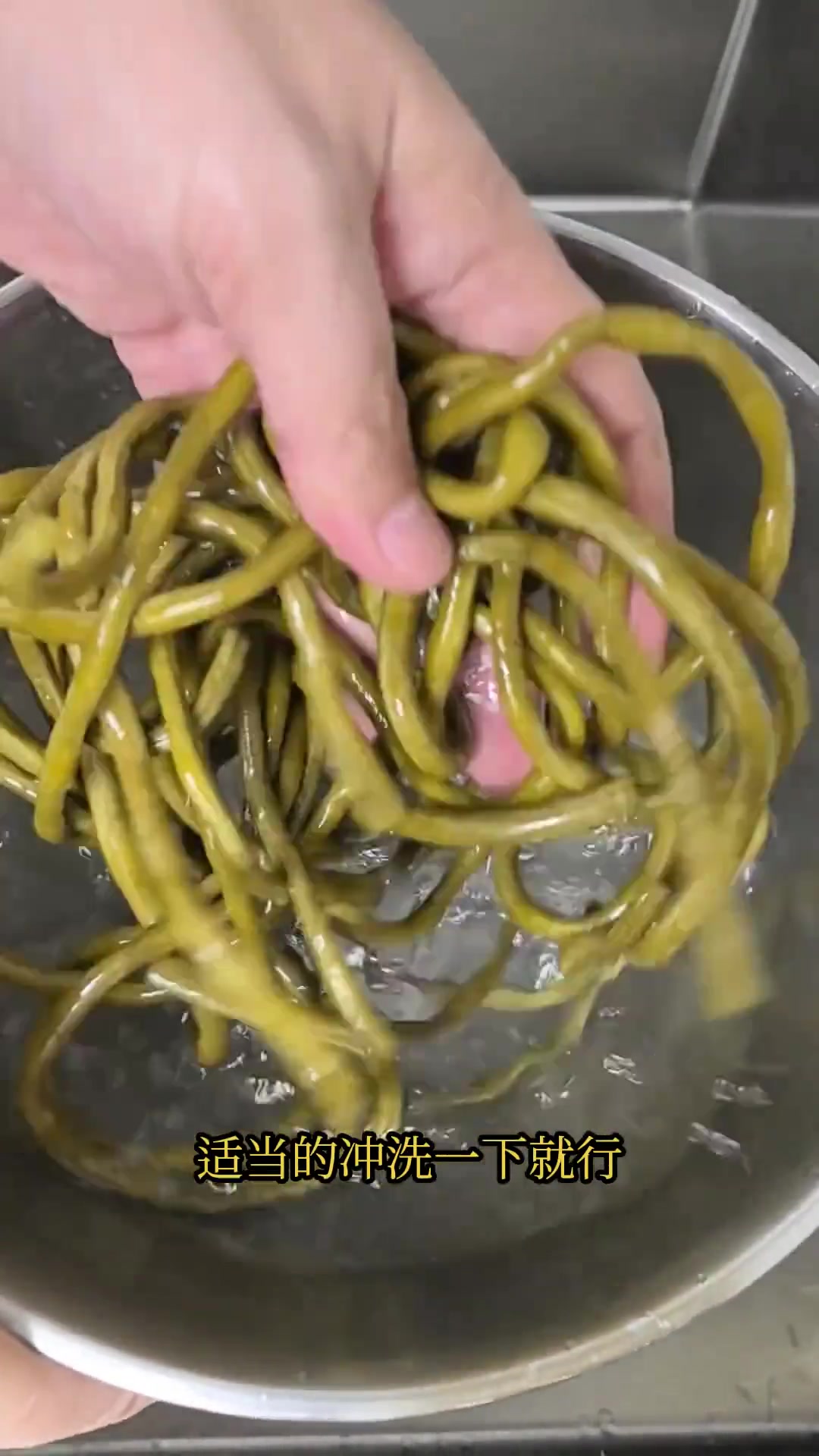 酸豆角超级简单的腌制的过程，肉沫酸豆角详细的制作过程，好吃还下饭！