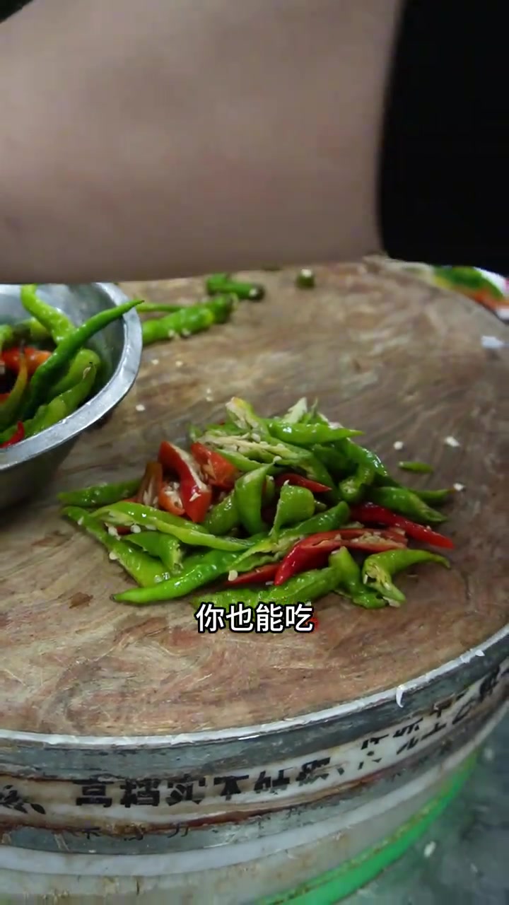 炒羊杂，以前吃的羊杂都是凉拌的，这次我们炒一个味道一定不一样，好吃！