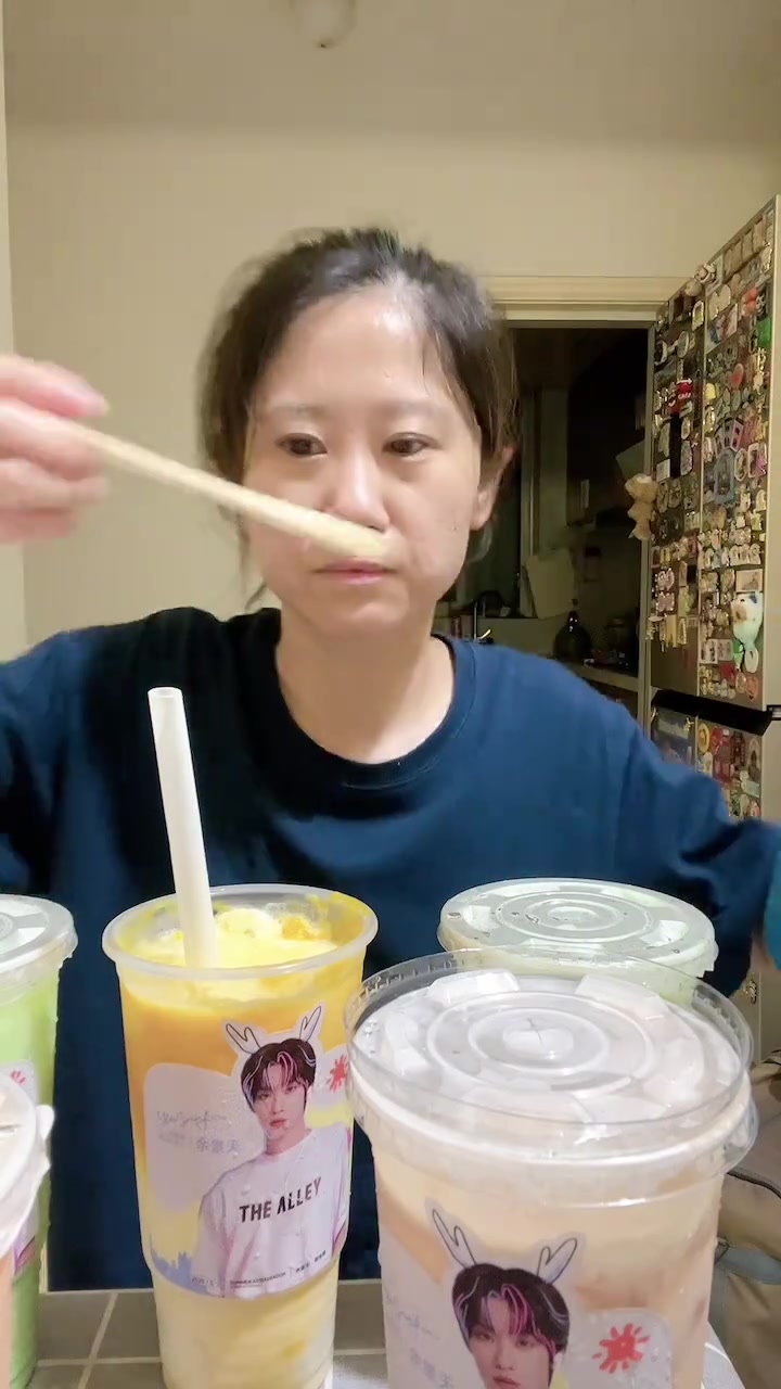 王者归来的鹿角巷，全新五款泰式奶茶真的太有料啦，还有夏日代言人余景天的超多周边，这一次我要