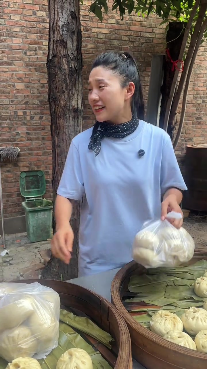 天不亮他们就来地里出红薯了，忙得连早饭都没顾上吃。拿着小兰包的豆角酱肉包，买点油条豆浆让他