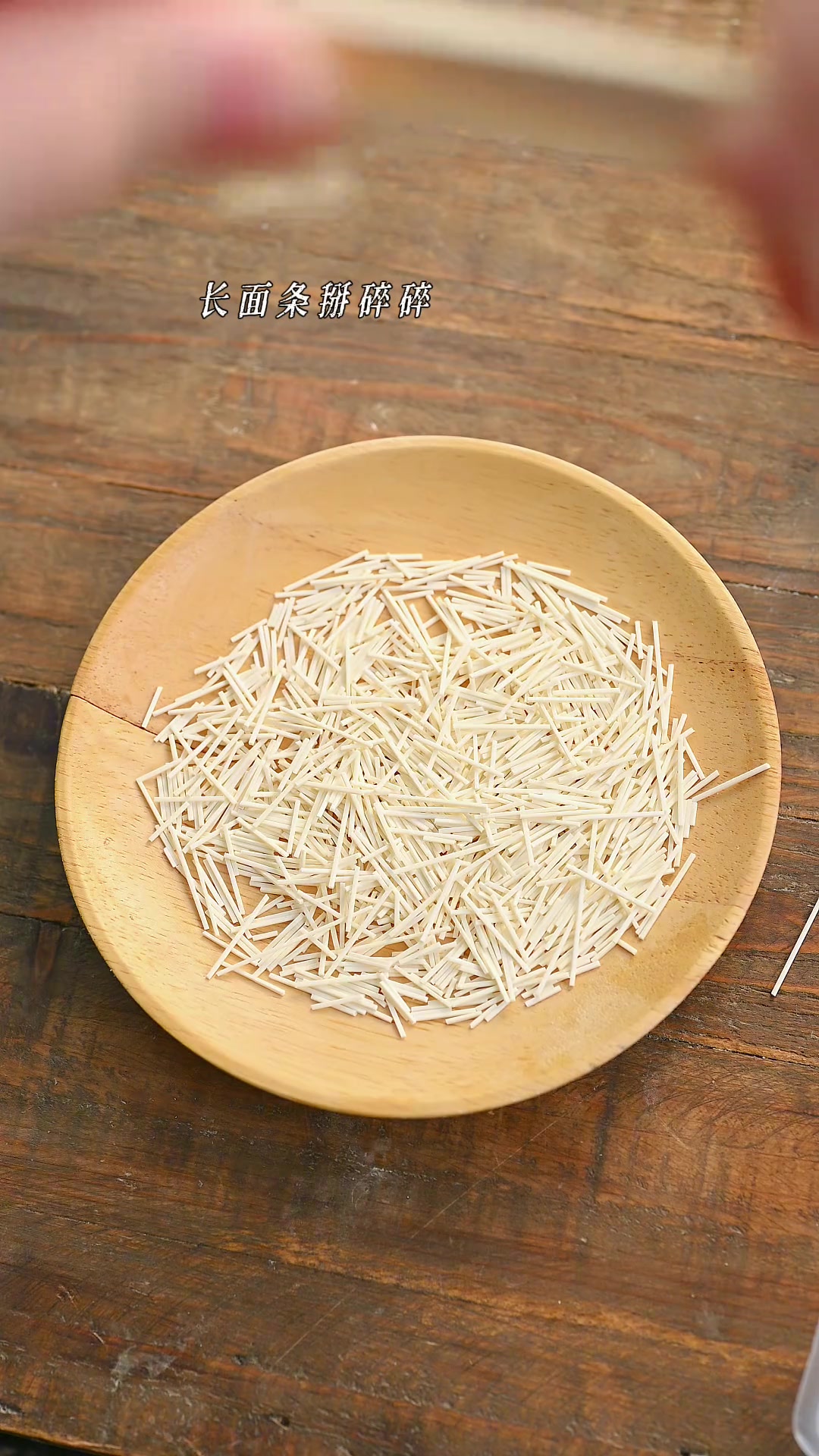 天热就想给宝宝吃带汤水的辅食,这个冬瓜虾丸汤面,软烂入味,鲜香四溢,连汤汁都味美,宝宝很爱