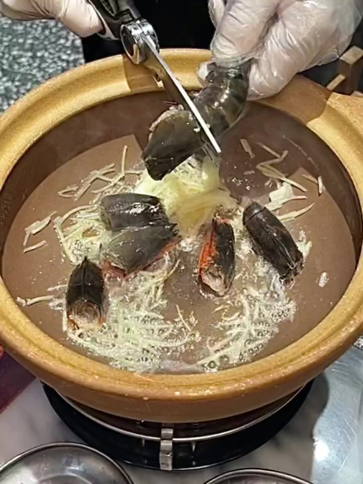 店员说他做海鲜粥很厉害让我拍一下