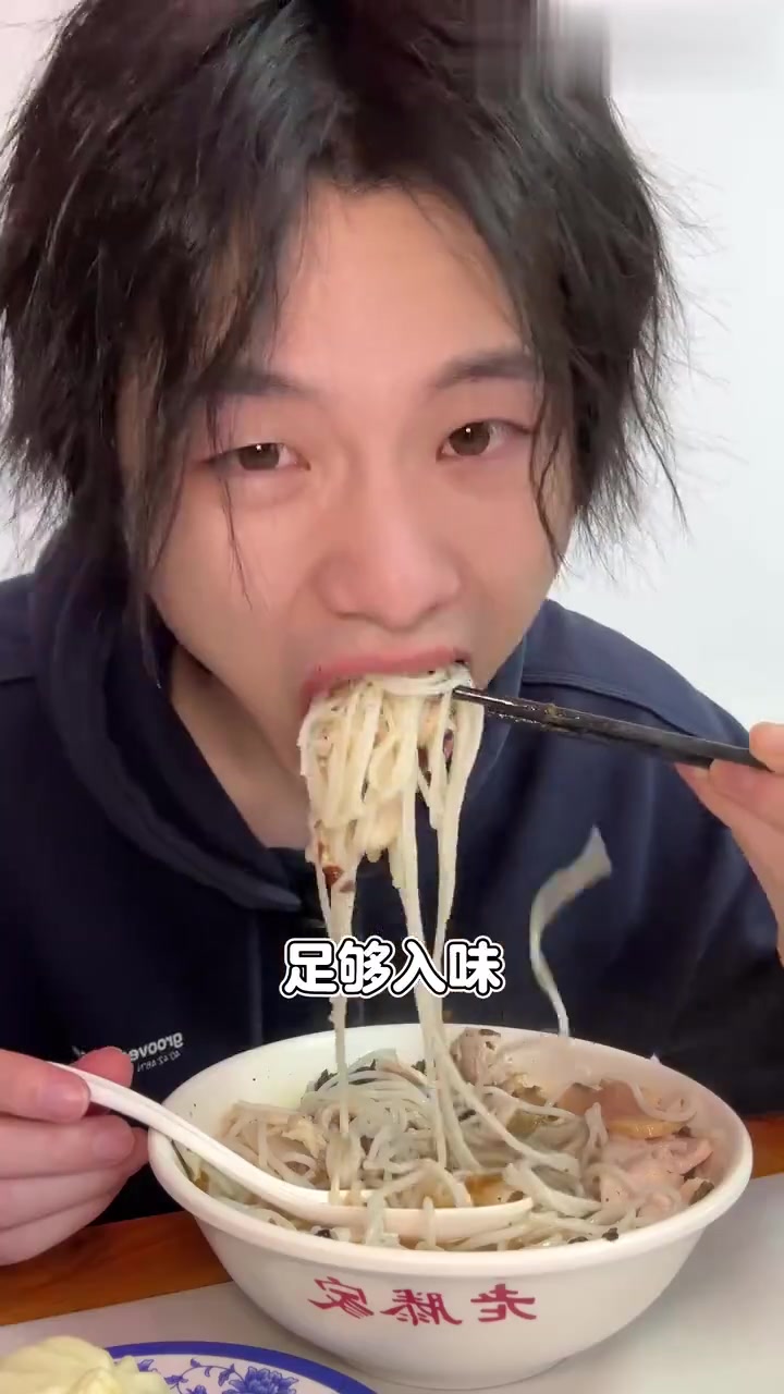 鱼丸鸡片样样精彩！全国独一份的奇妙米线