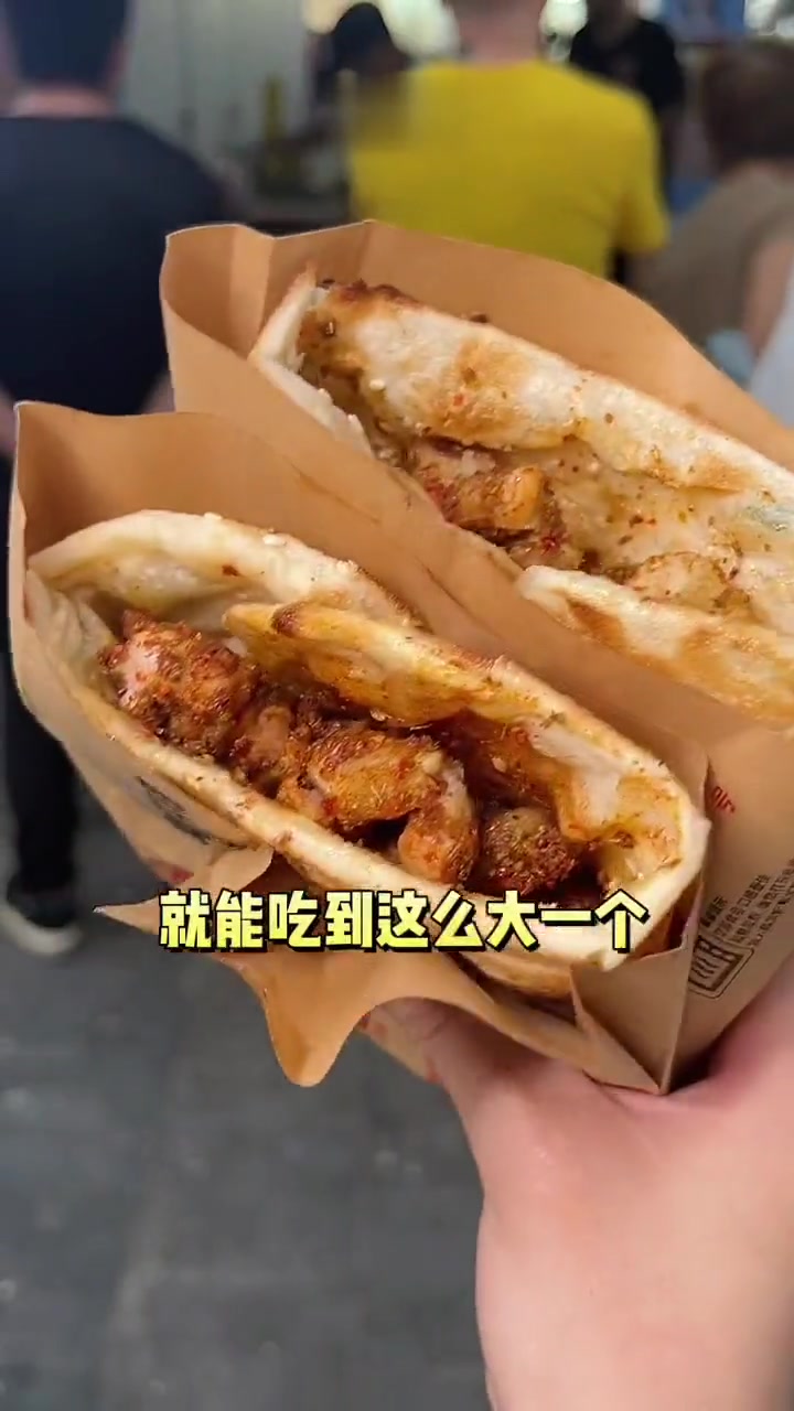 武汉能吃到香迷糊的烧饼夹羊肉串啦！