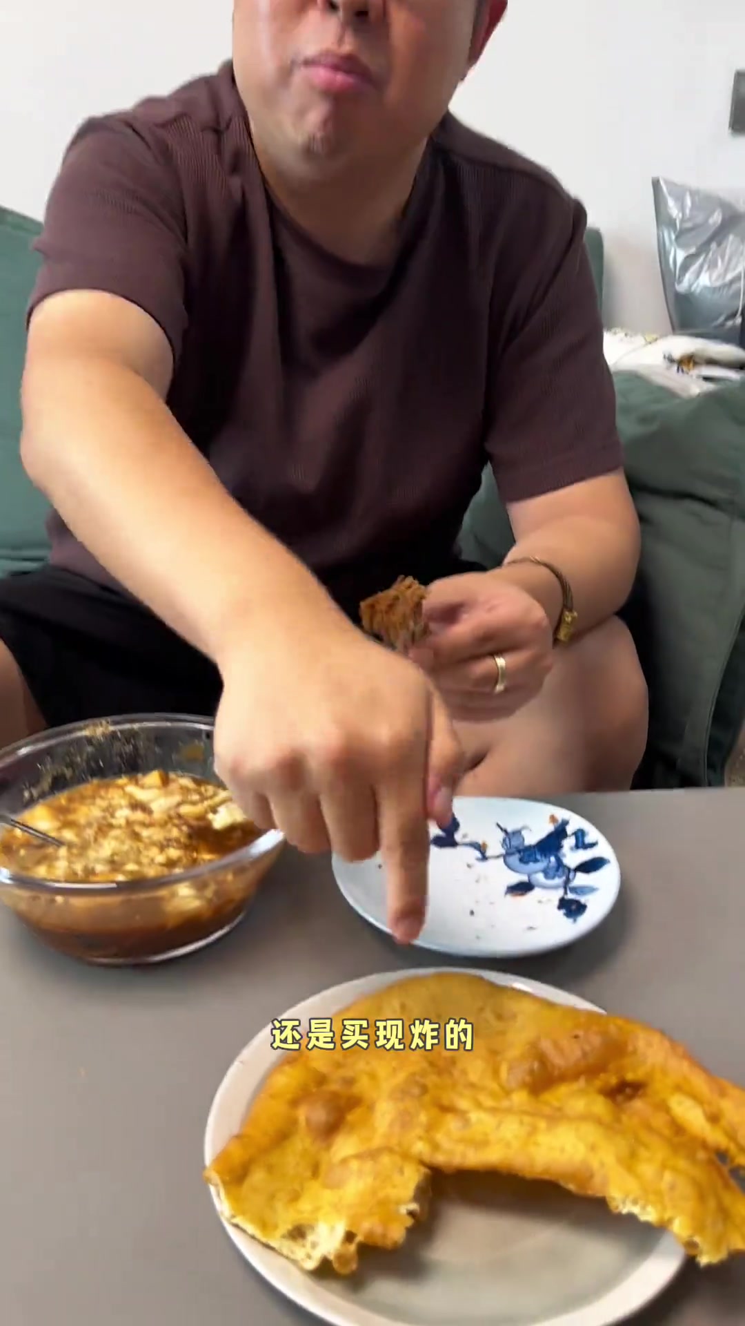 天津早点麻酱烧饼吃法教程