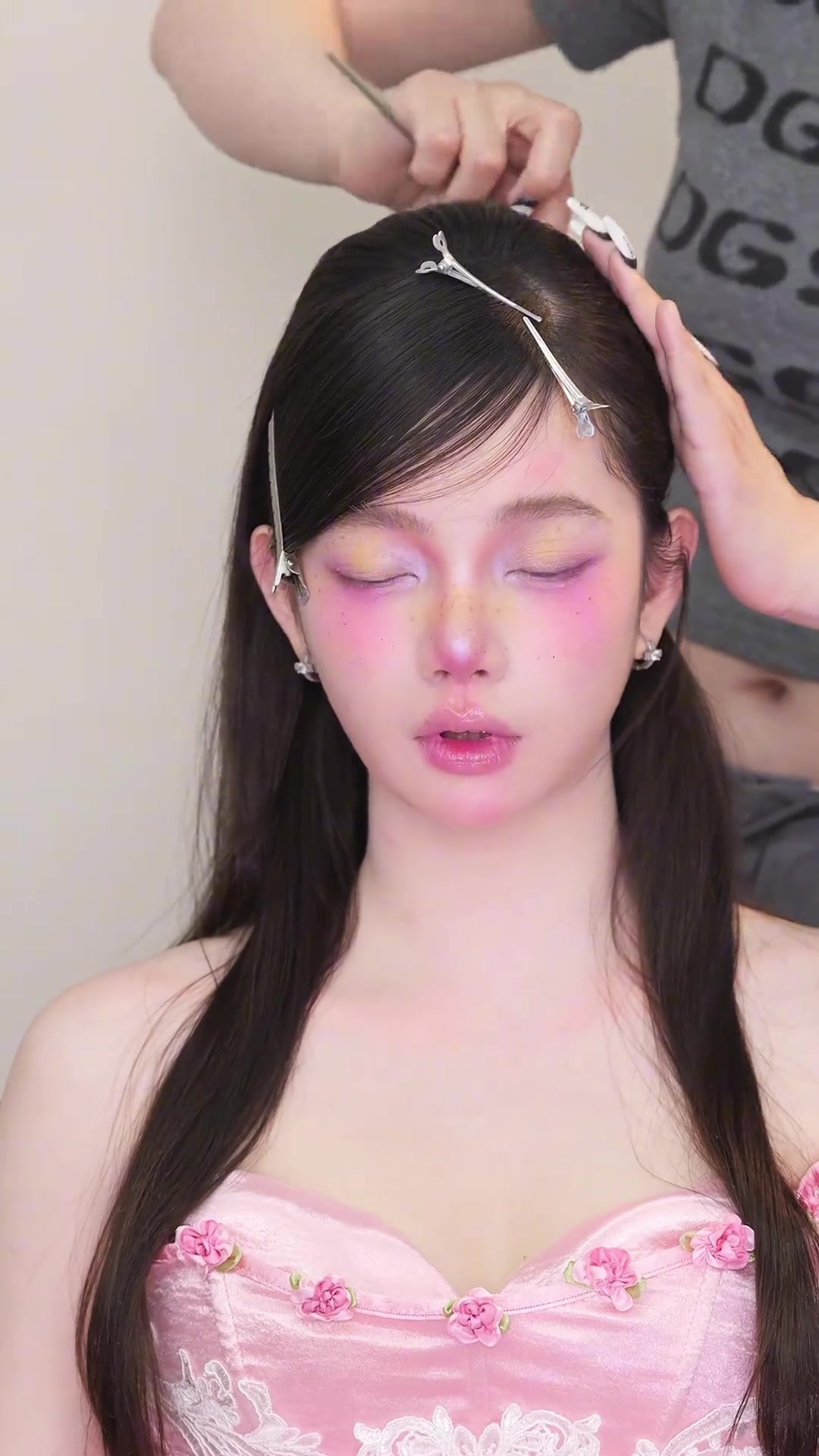 双层蝴蝶结鲜花造型,少女感满满,双丸子发型教程