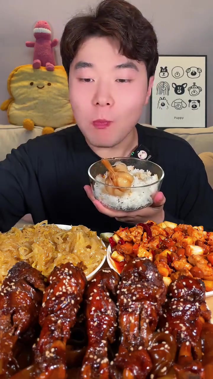 今天做了可乐鸡腿酸菜炒粉宫保鸡丁！可乐鸡腿软烂脱骨超级好吃！