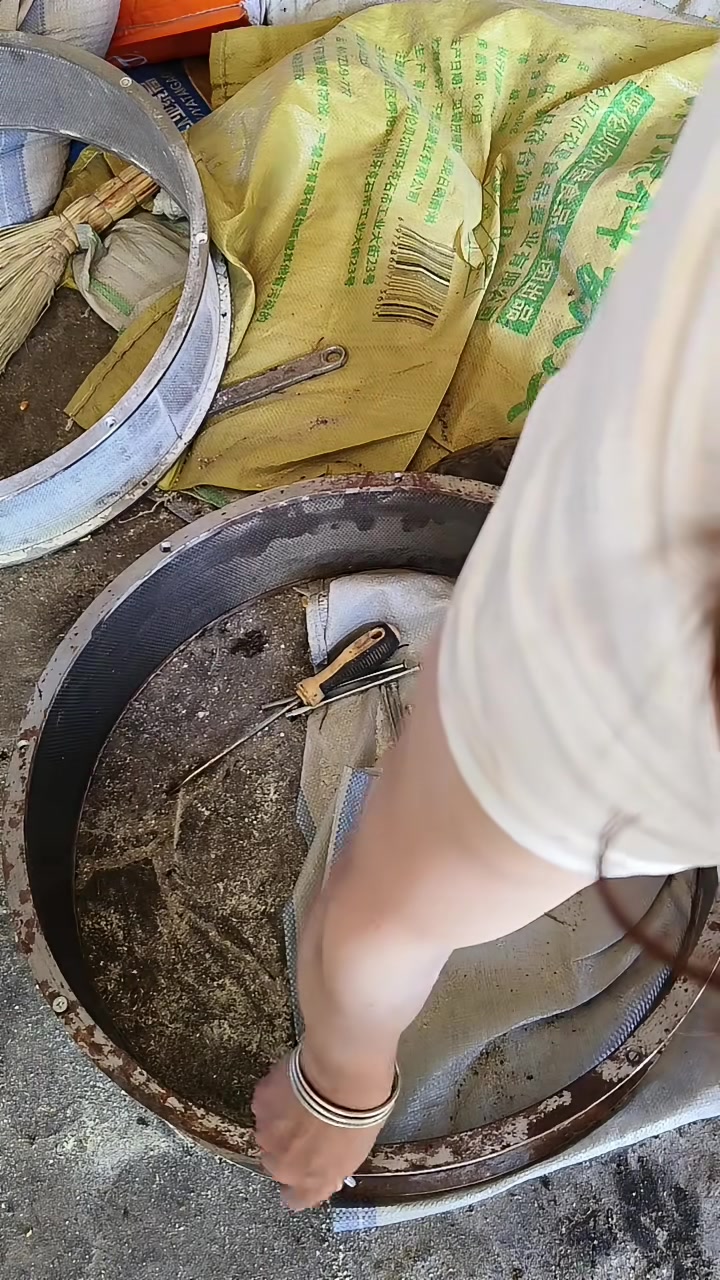 机器也越忙越添乱筛子底坏了个大洞费好大劲才安装上